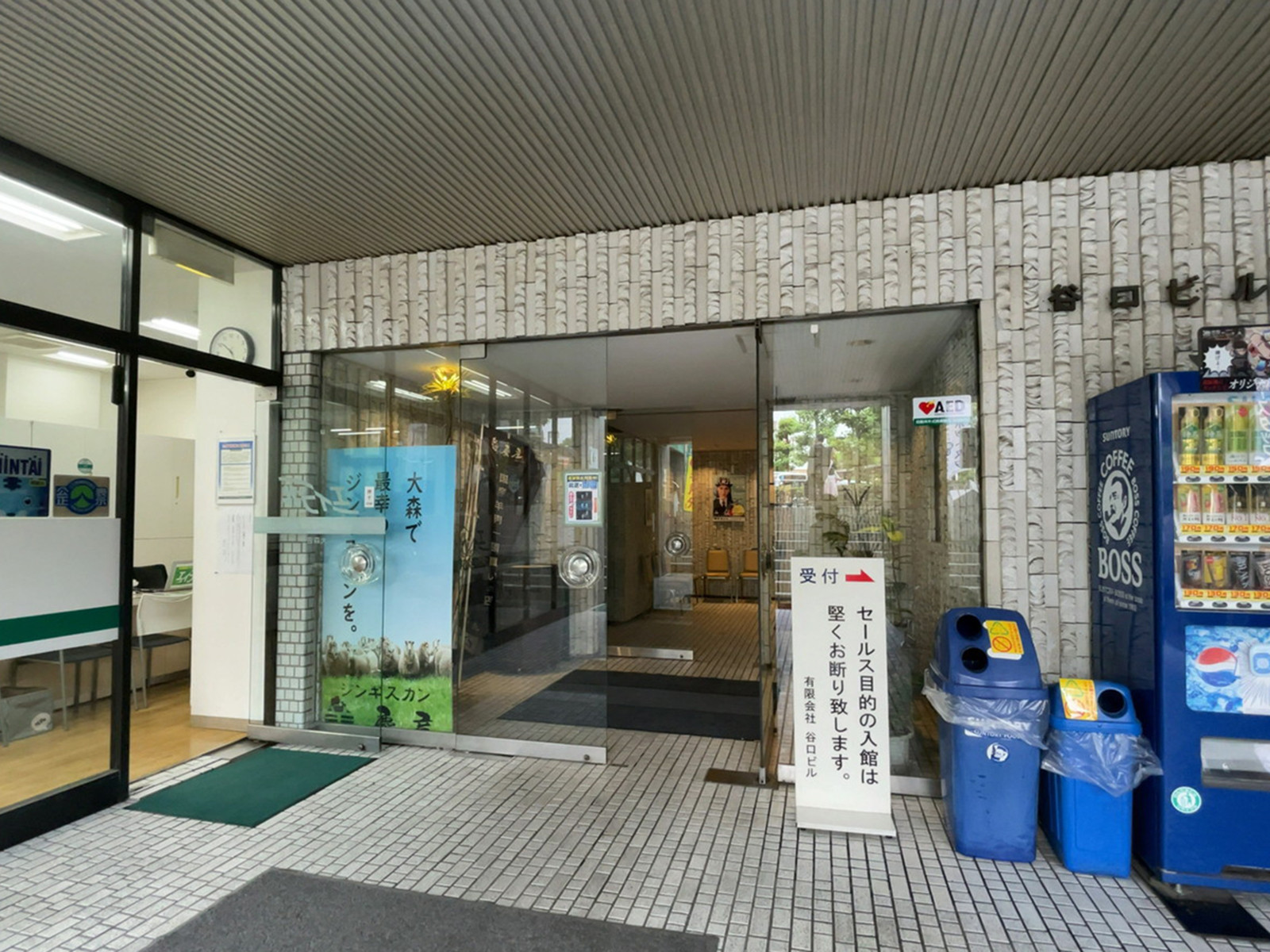 オフィスビル出入口