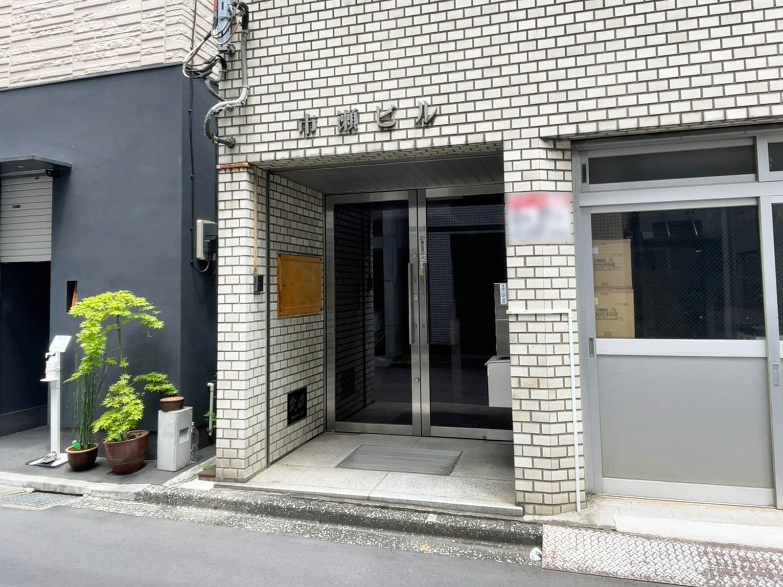 オフィスビル出入口