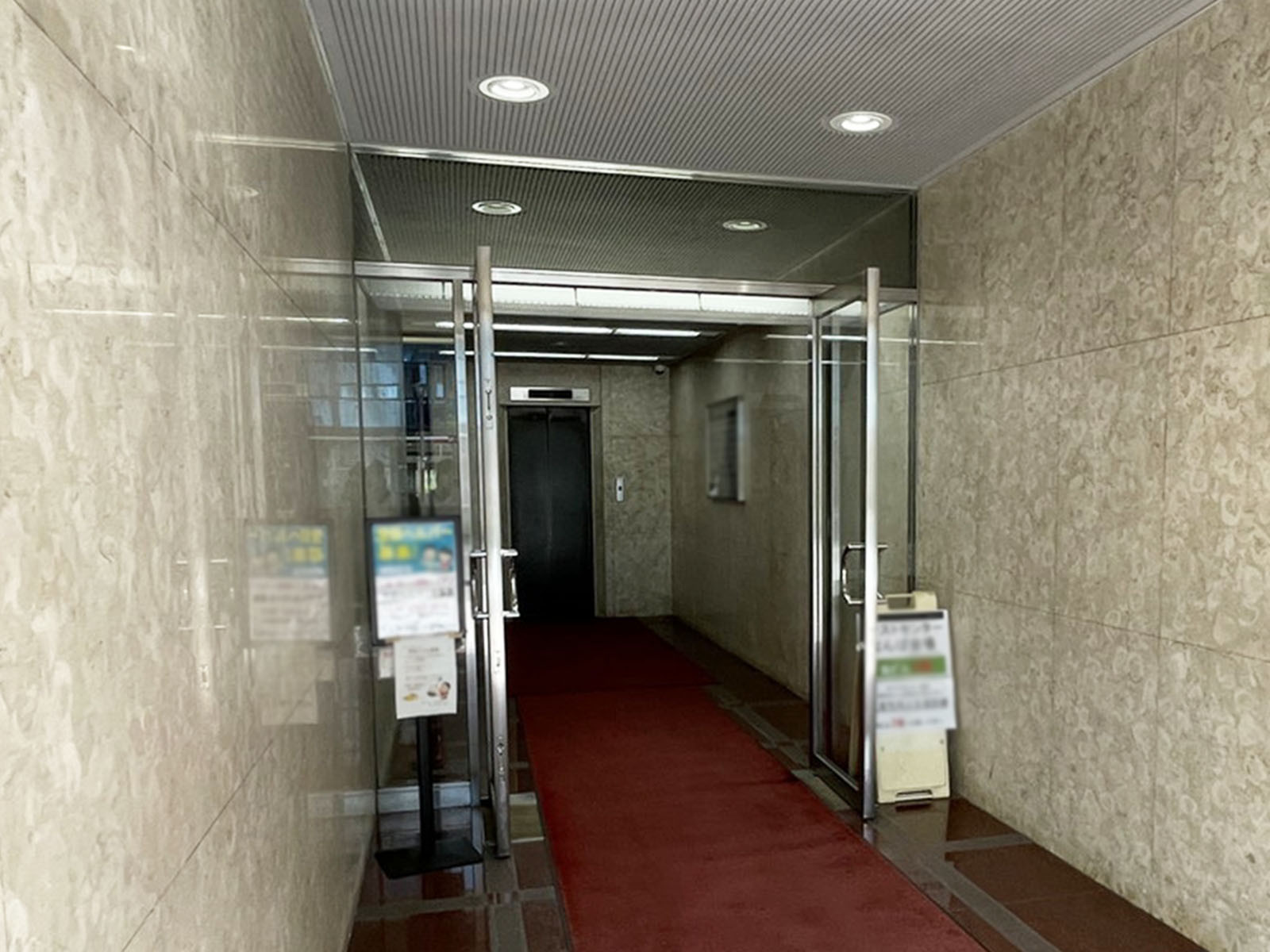 オフィスビル出入口