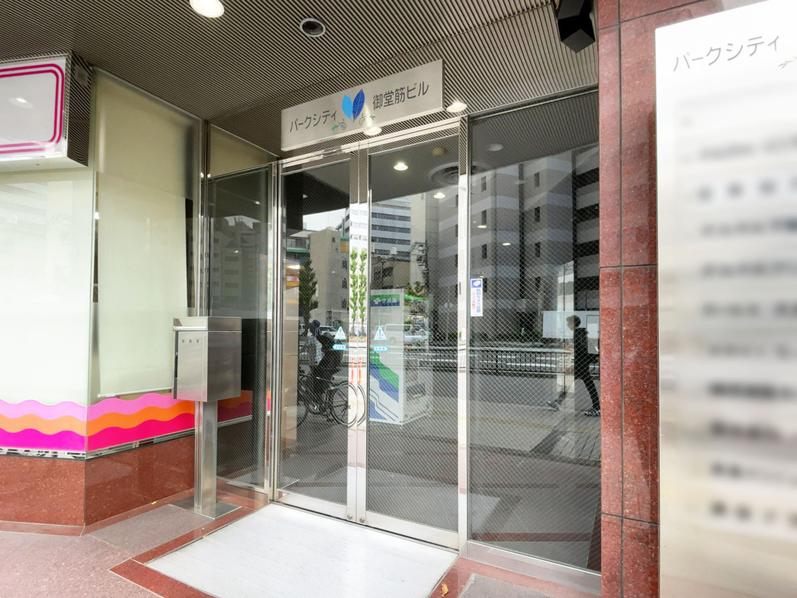 オフィスビル出入口