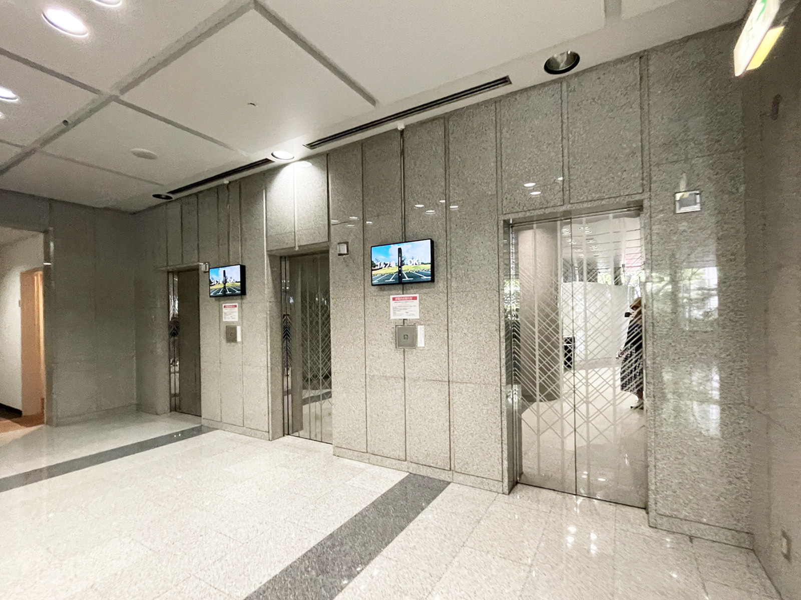 エレベーター(3基)