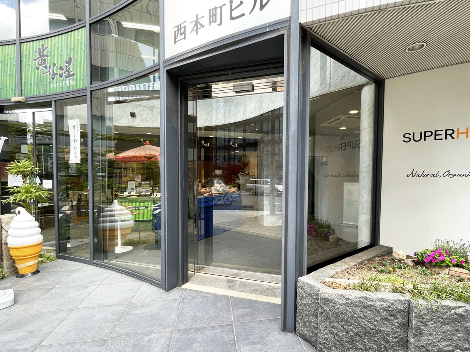 オフィスビル出入口