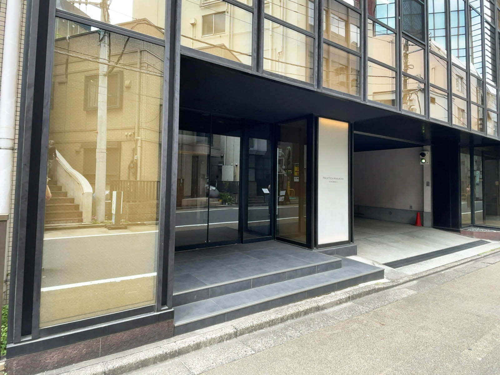 オフィスビル出入口