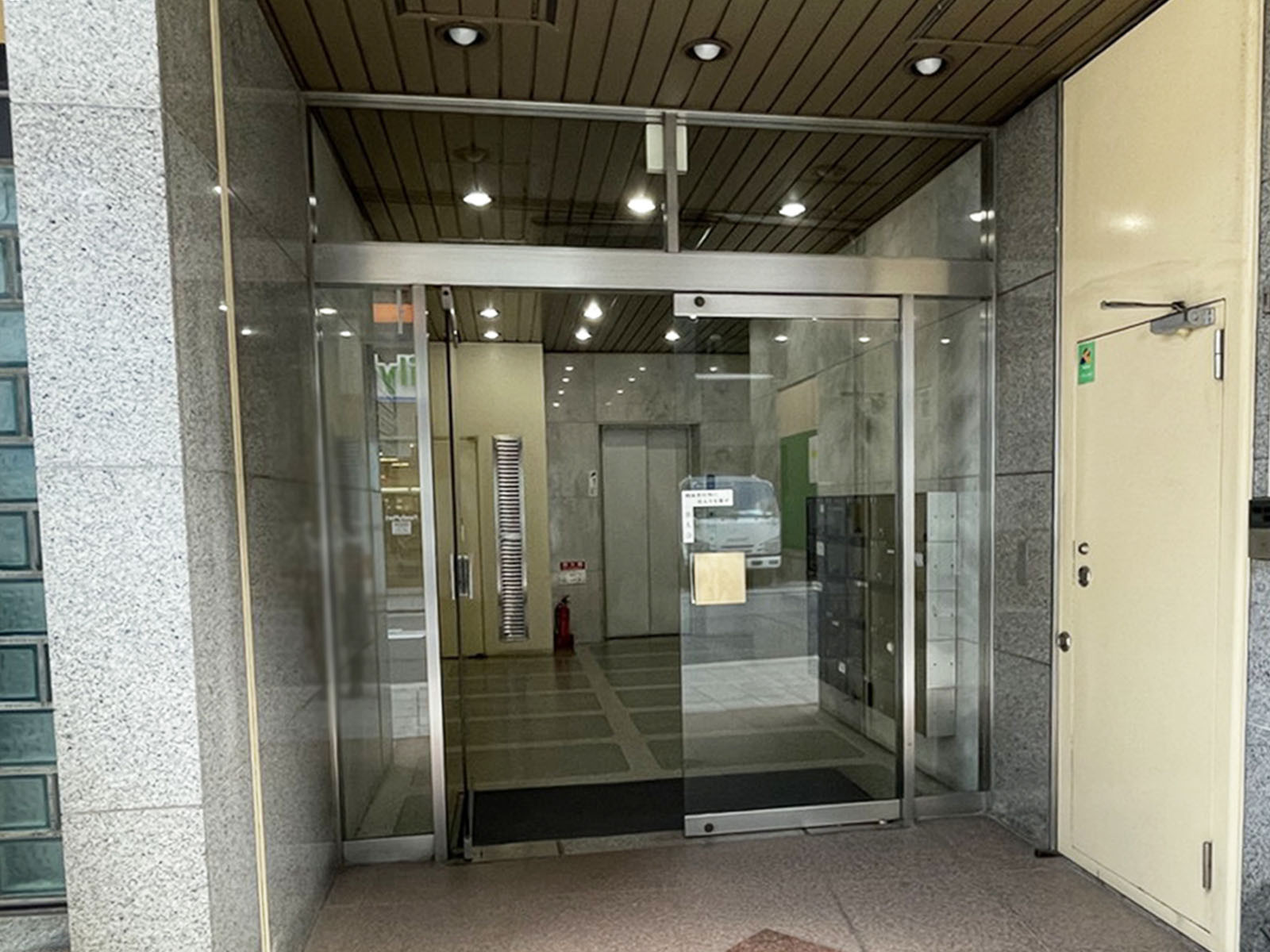 オフィスビル出入口