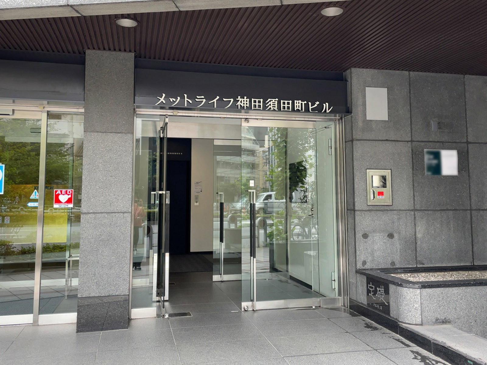 オフィスビル出入口