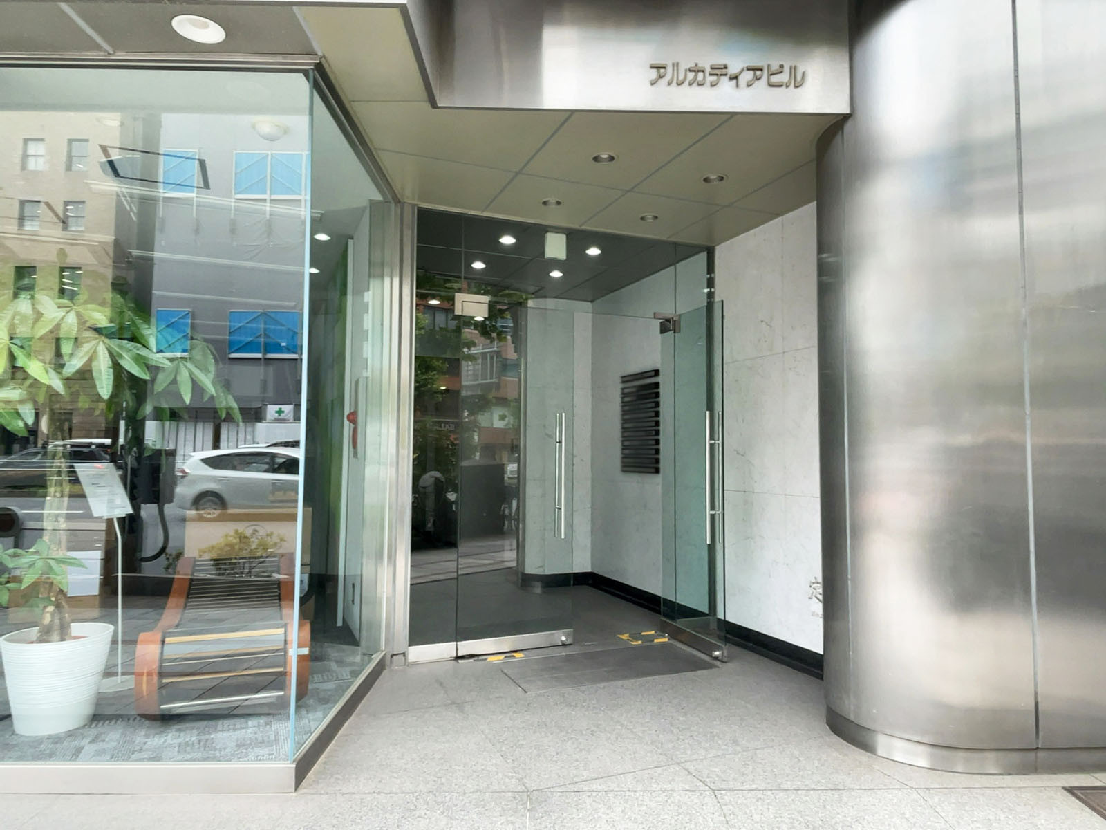 オフィスビル出入口