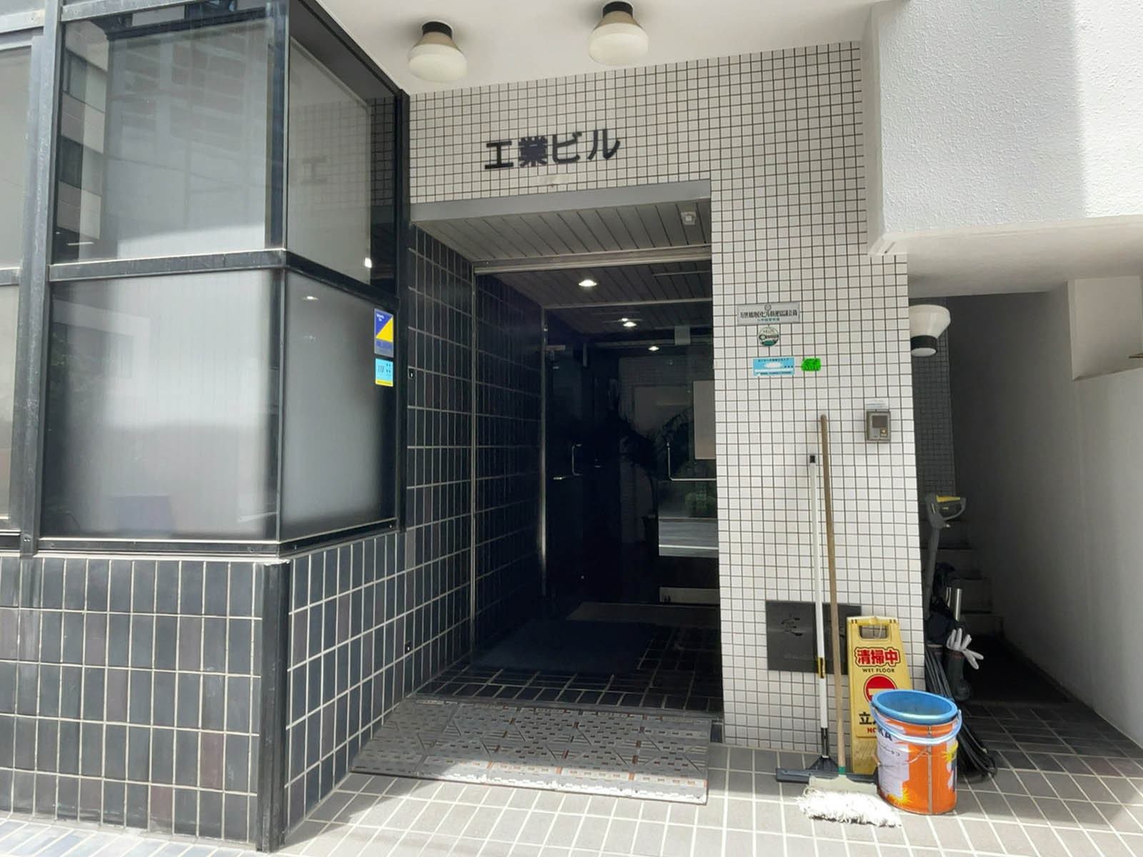 オフィスビル出入口