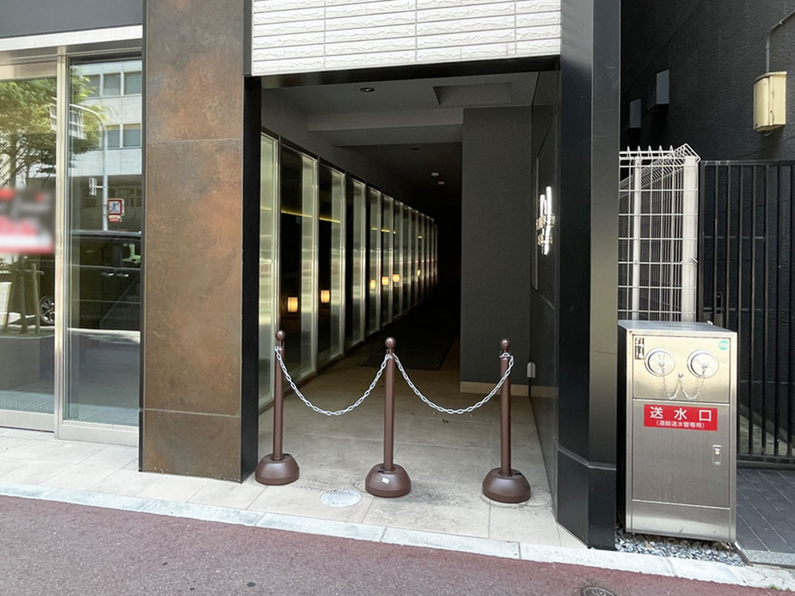 オフィスビル出入口