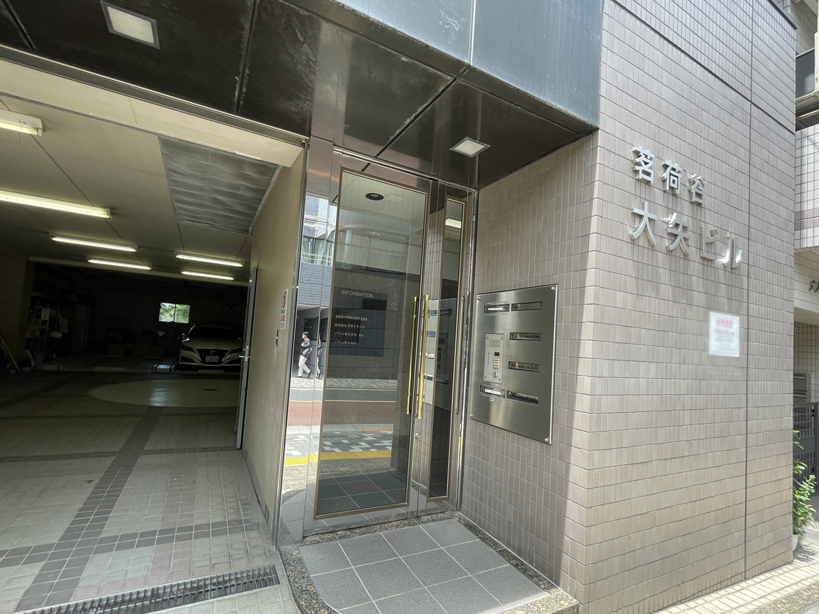 オフィスビル出入口