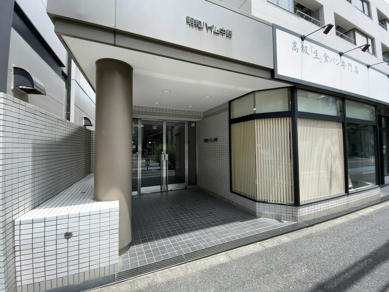 オフィスビル出入口