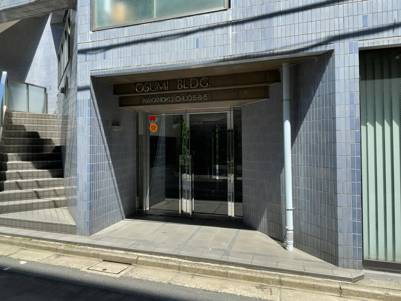 オフィスビル出入口