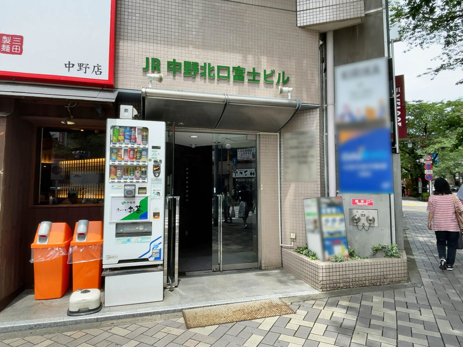 オフィスビル出入口