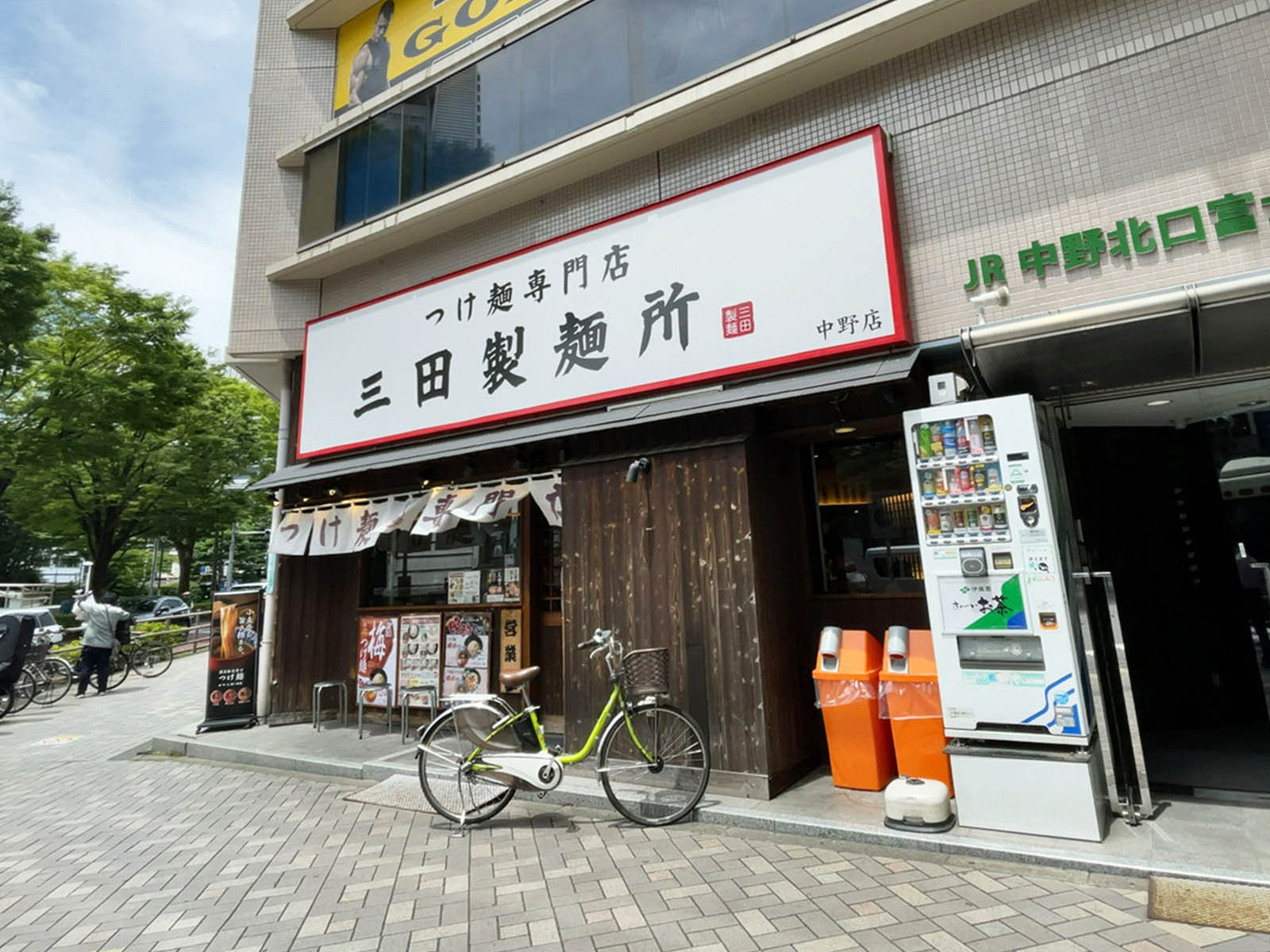 1階の飲食店の様子