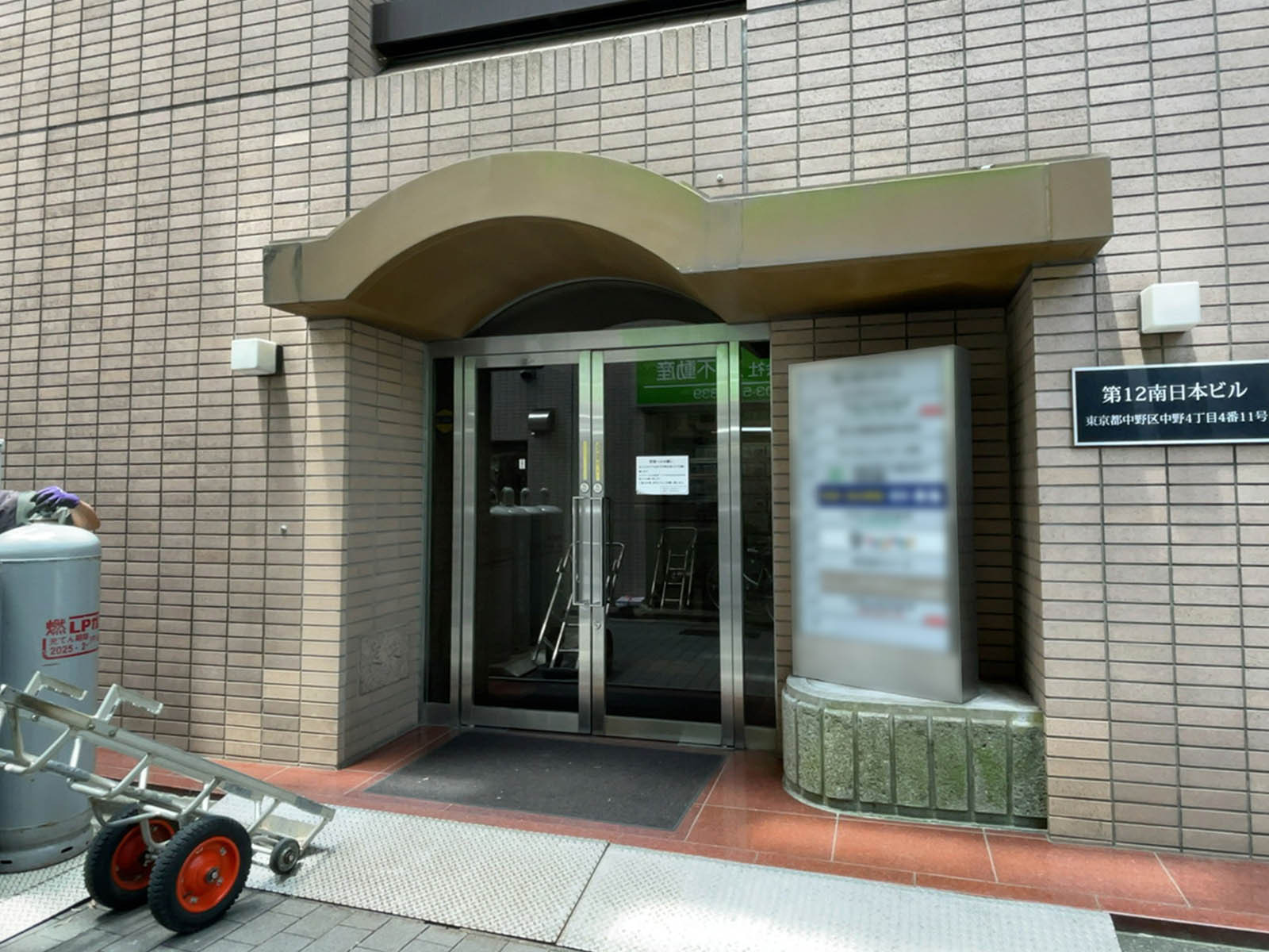 オフィスビル出入口