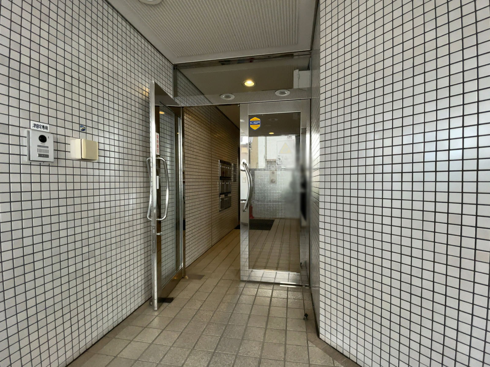 オフィスビル出入口