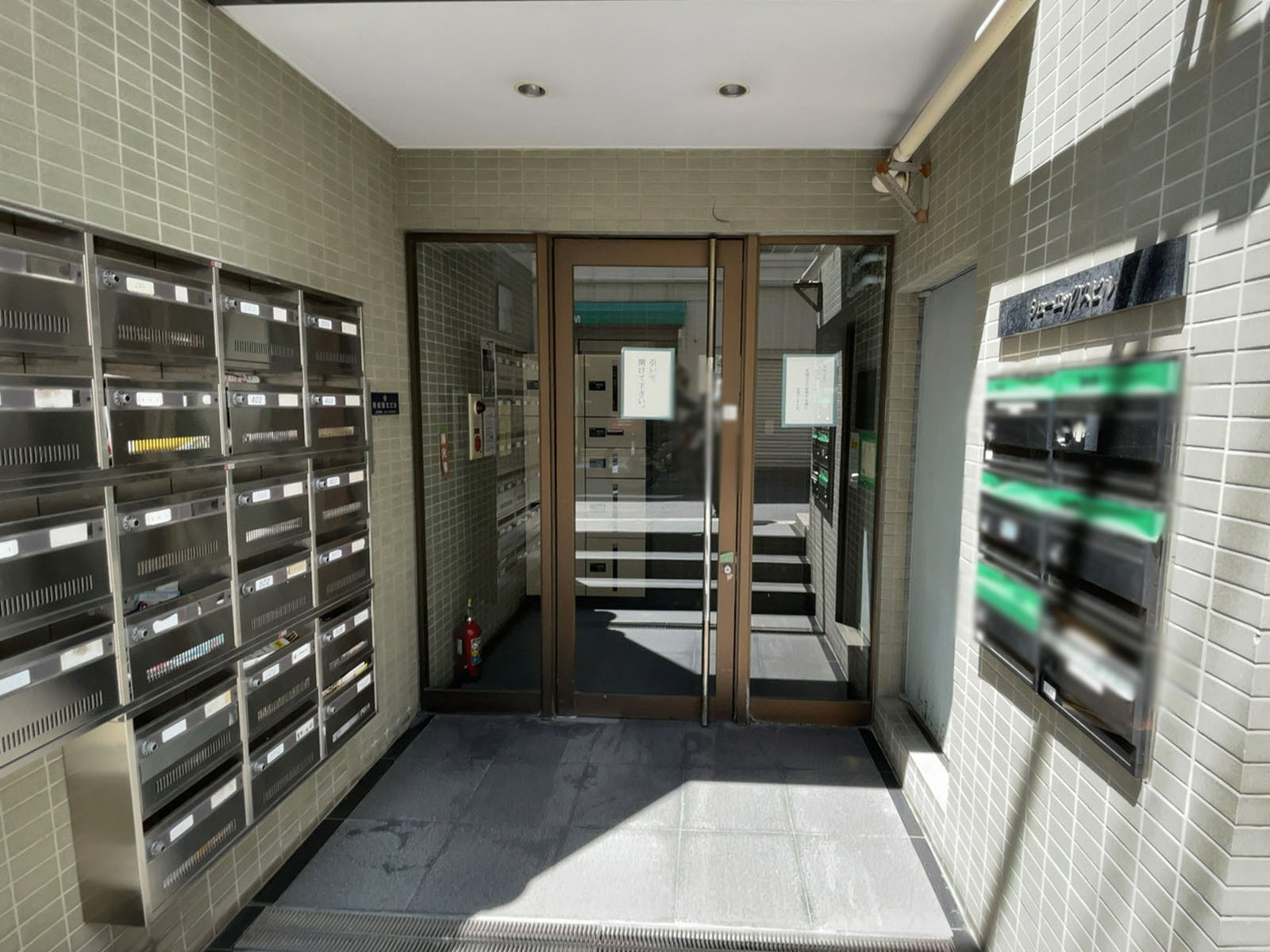オフィスビル出入口