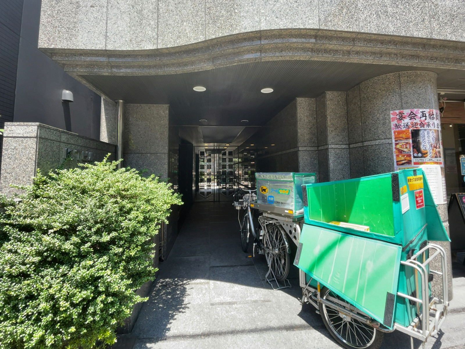 オフィスビル出入口