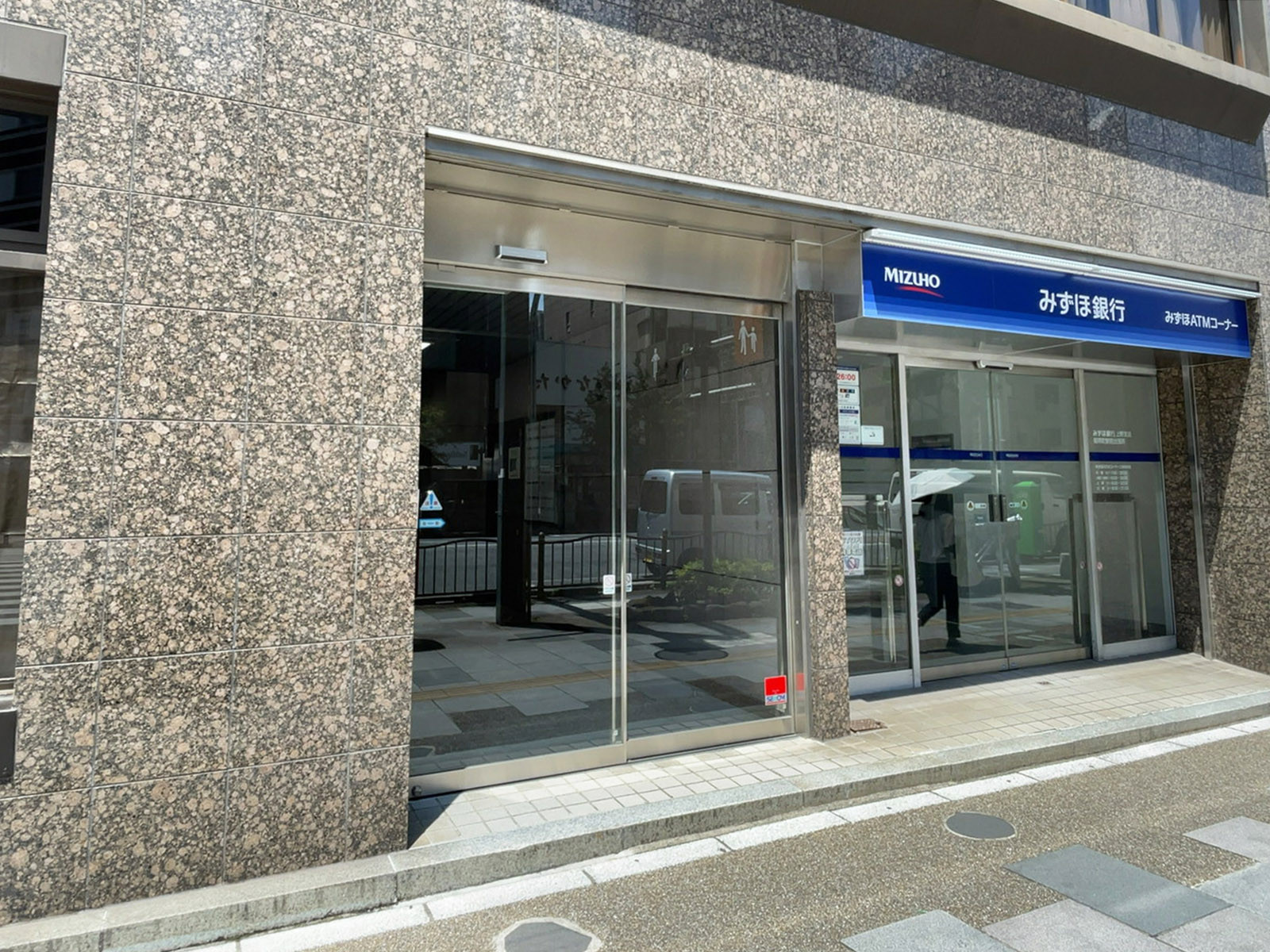 オフィスビル出入口