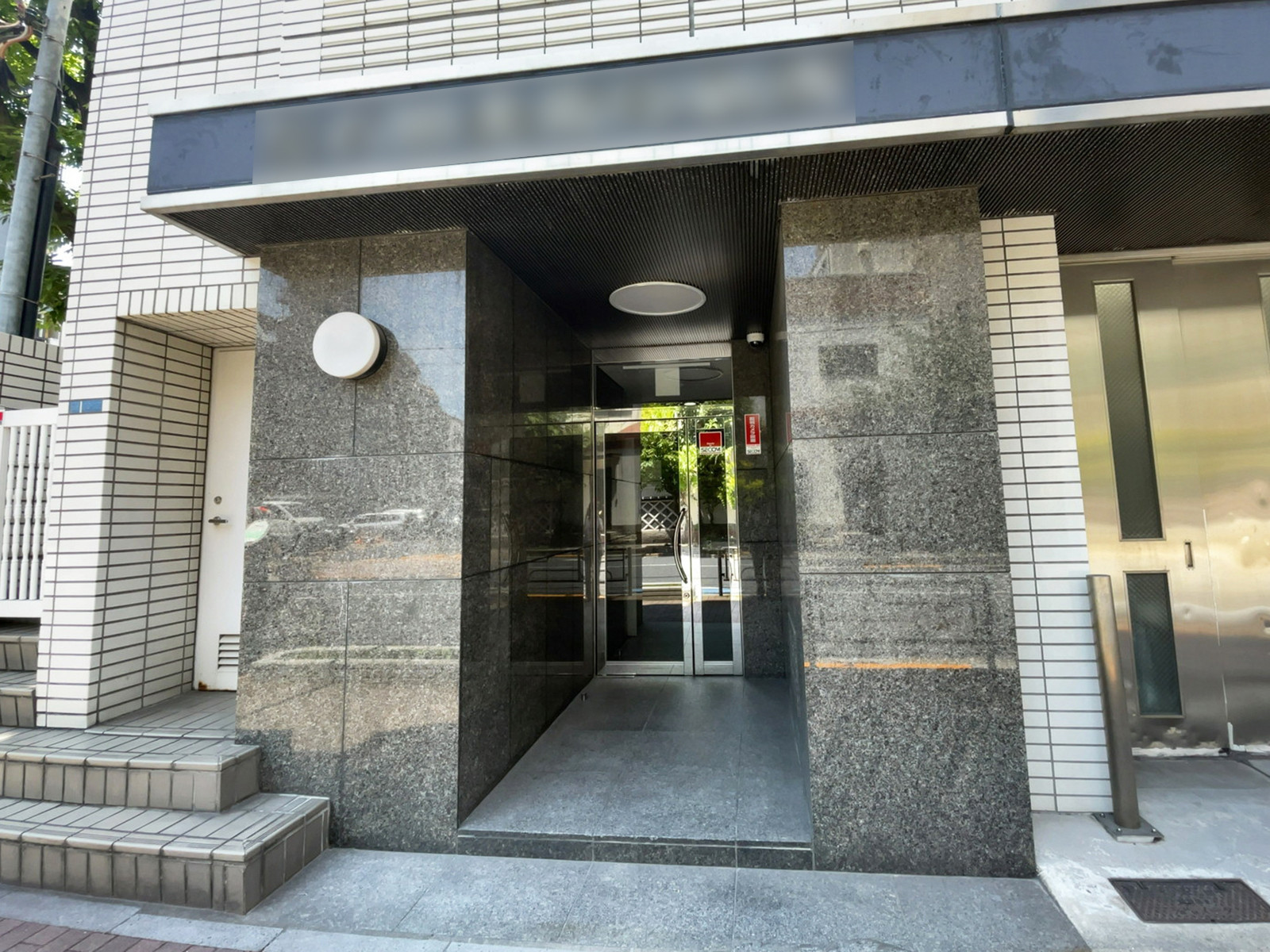 オフィスビル出入口