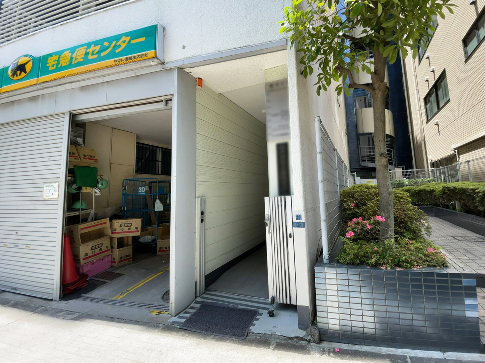 オフィスビル出入口