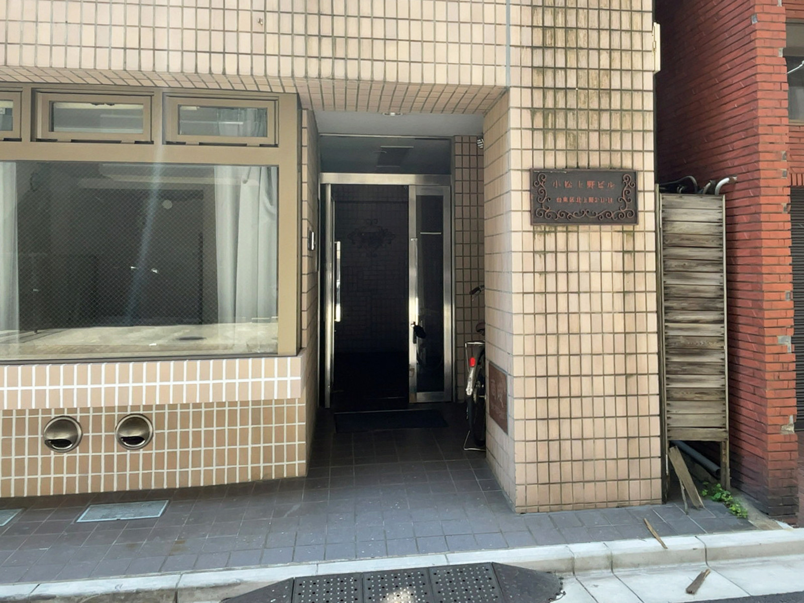 オフィスビル出入口