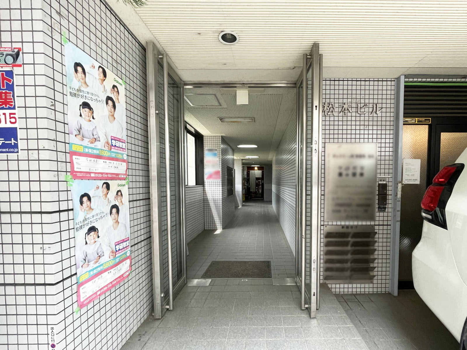 オフィスビル出入口