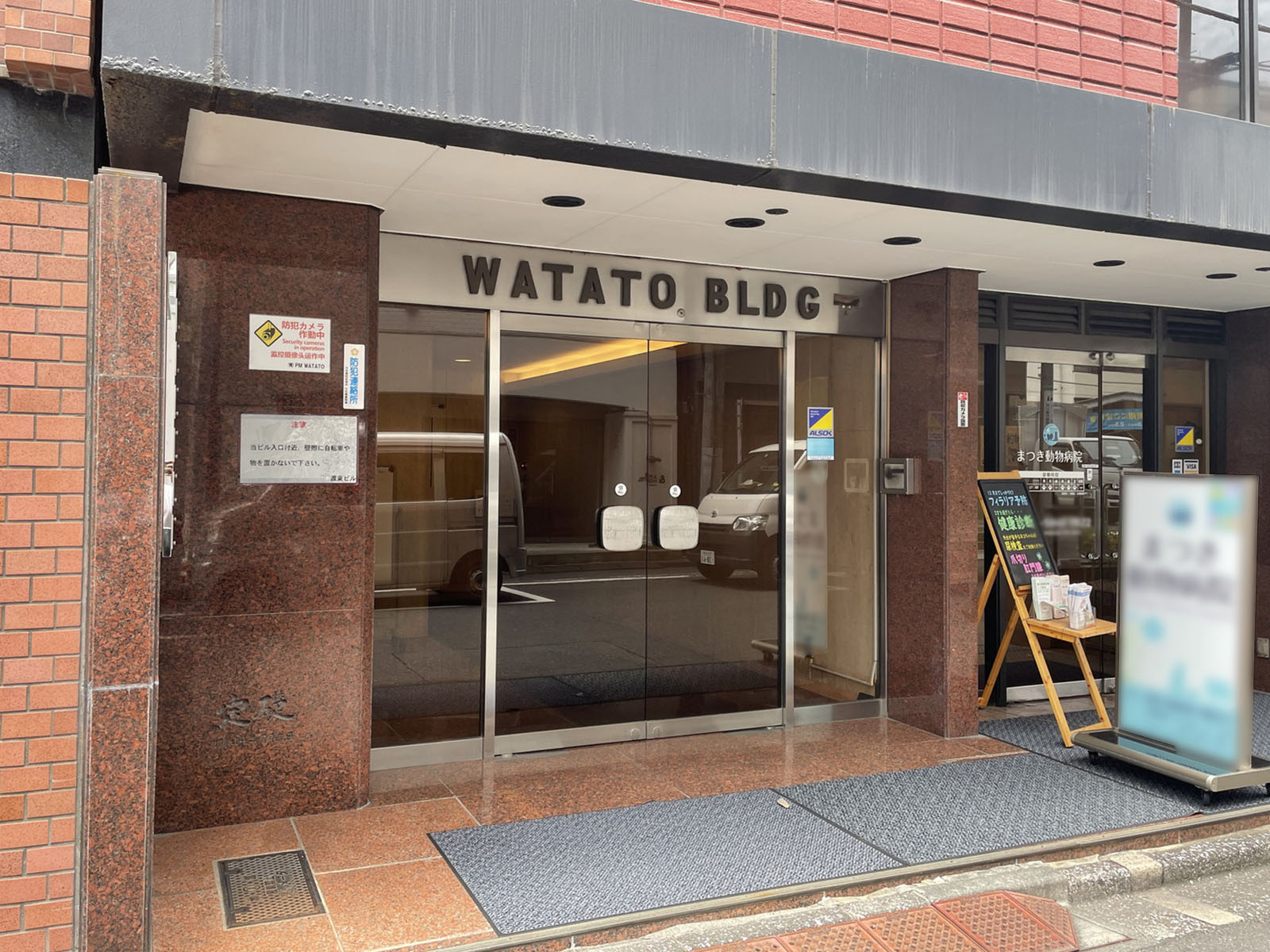 オフィスビル出入口