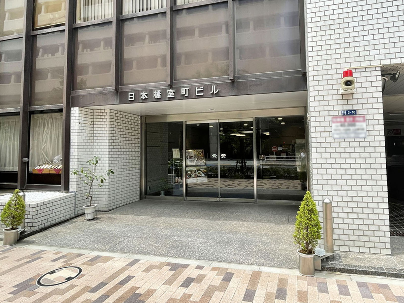 オフィスビル出入口