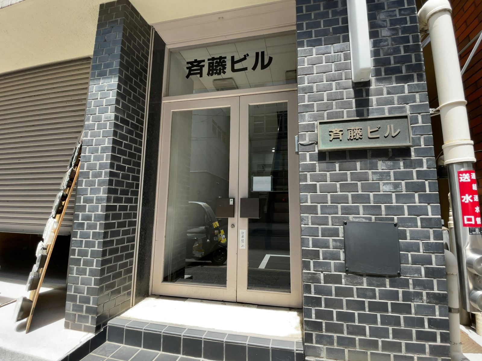 オフィスビル出入口