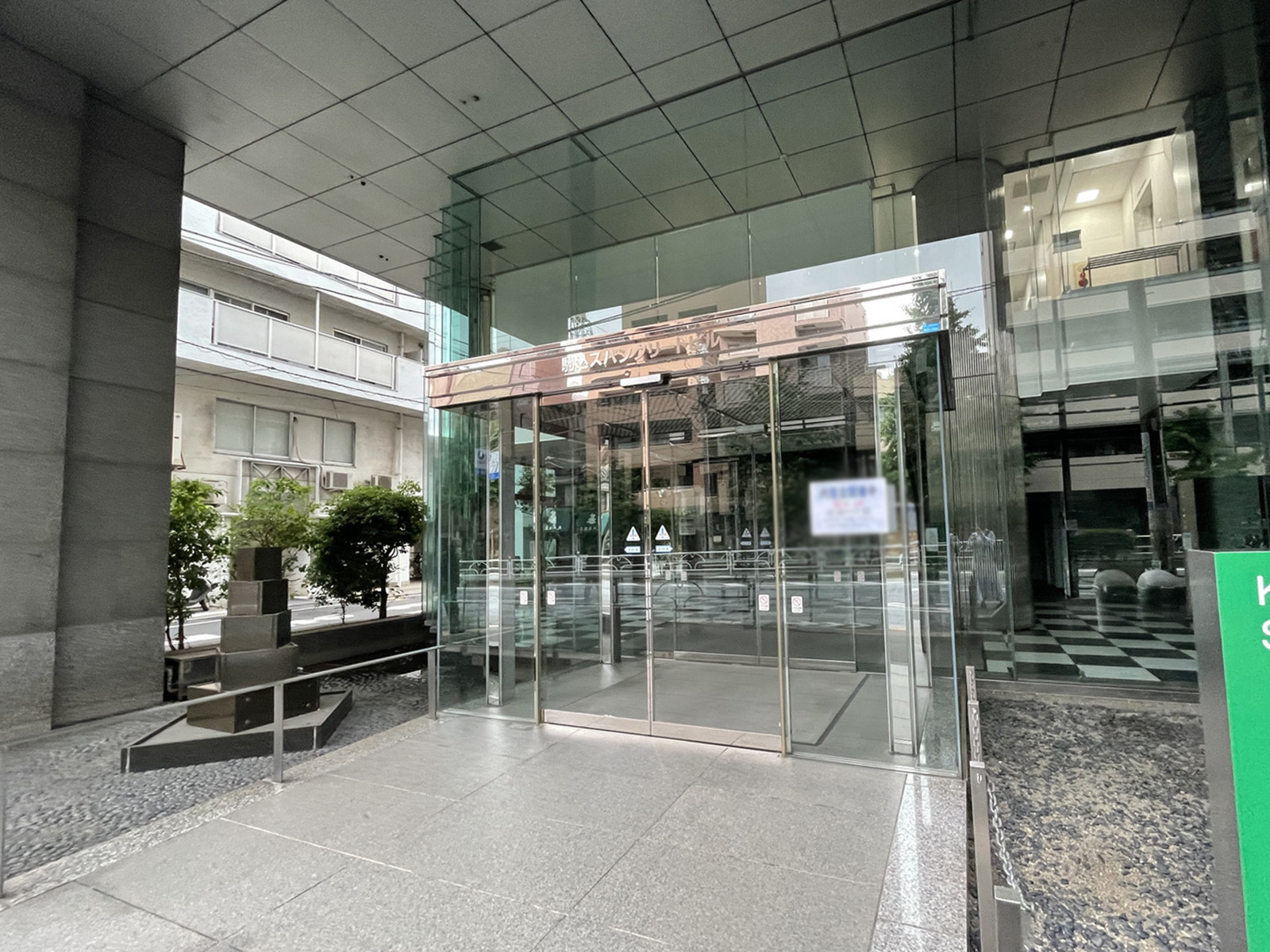 オフィスビル出入口