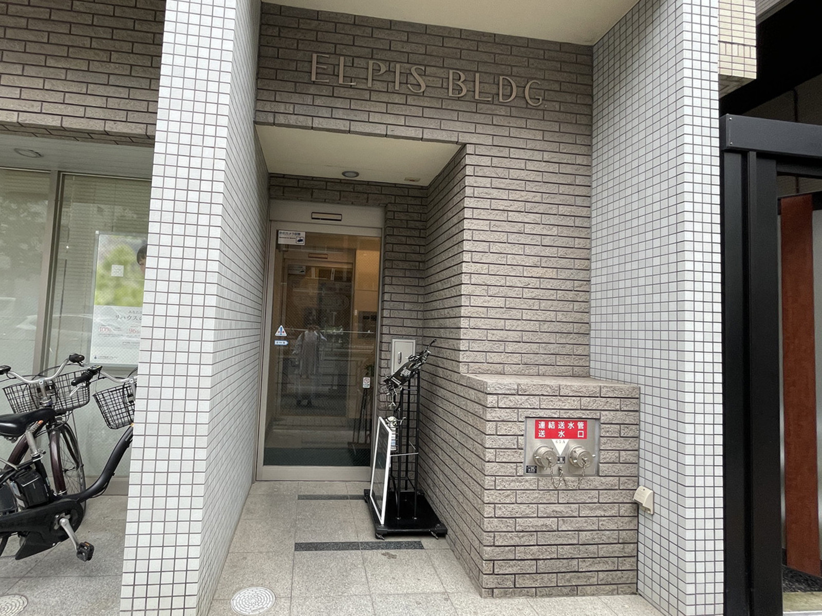 オフィスビル出入口