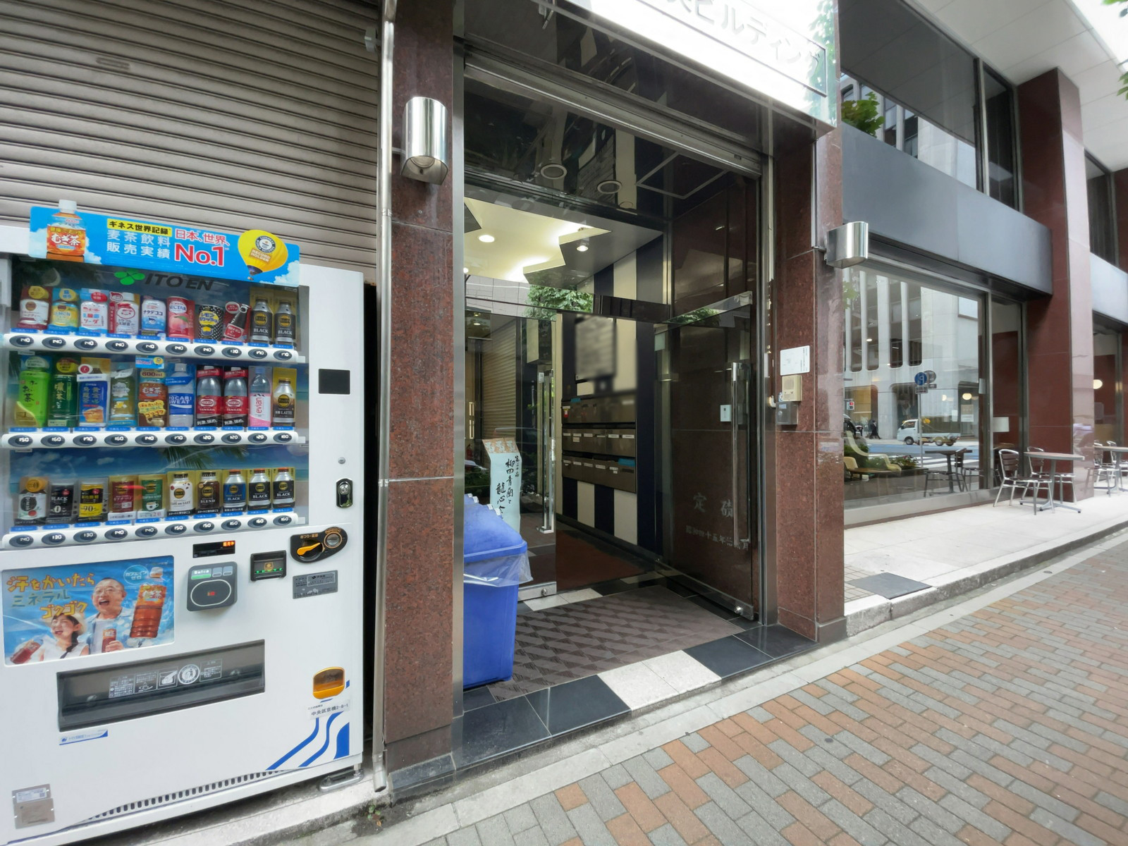 オフィスビル出入口