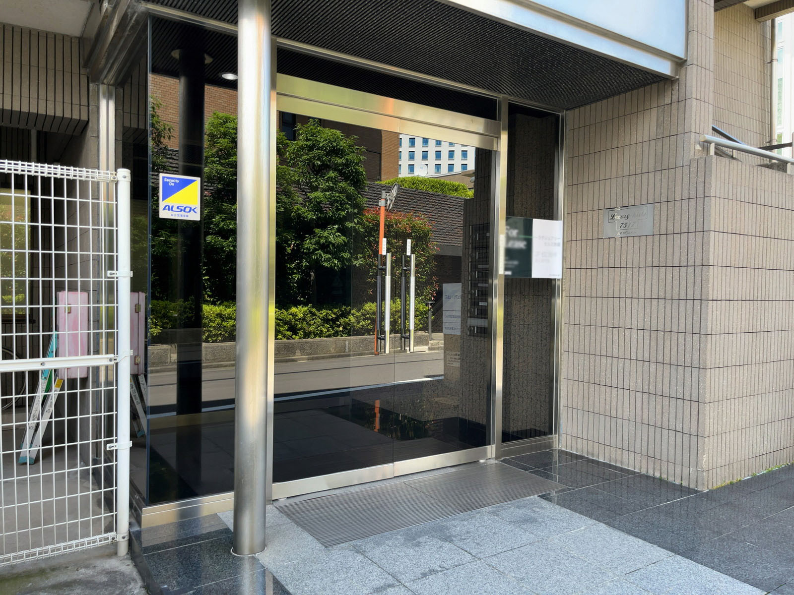 オフィスビル出入口