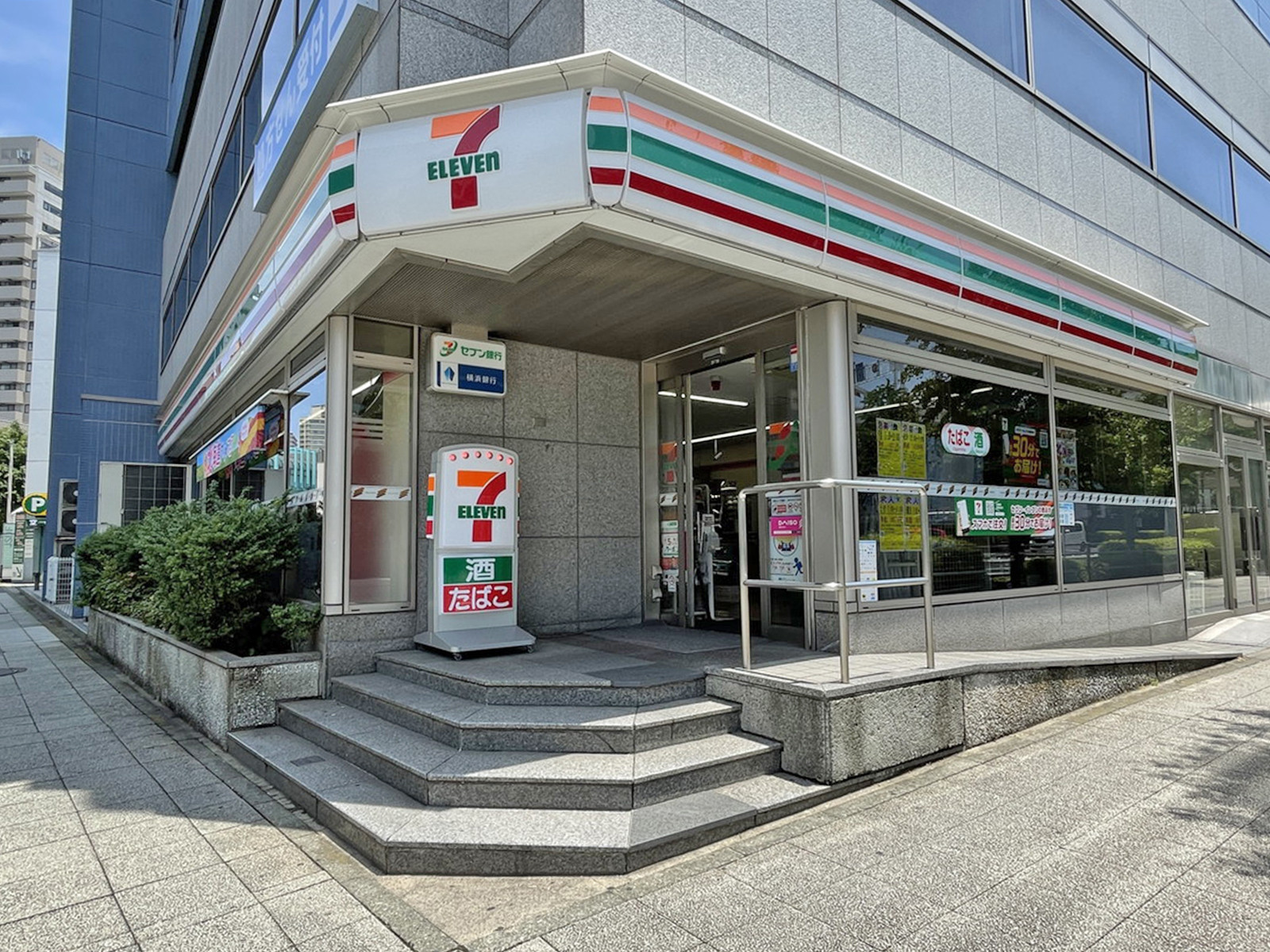 1階のセブンイレブン横浜山下町店