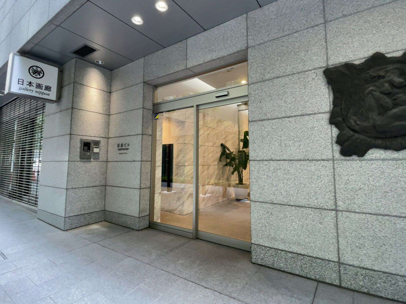 オフィスビル出入口