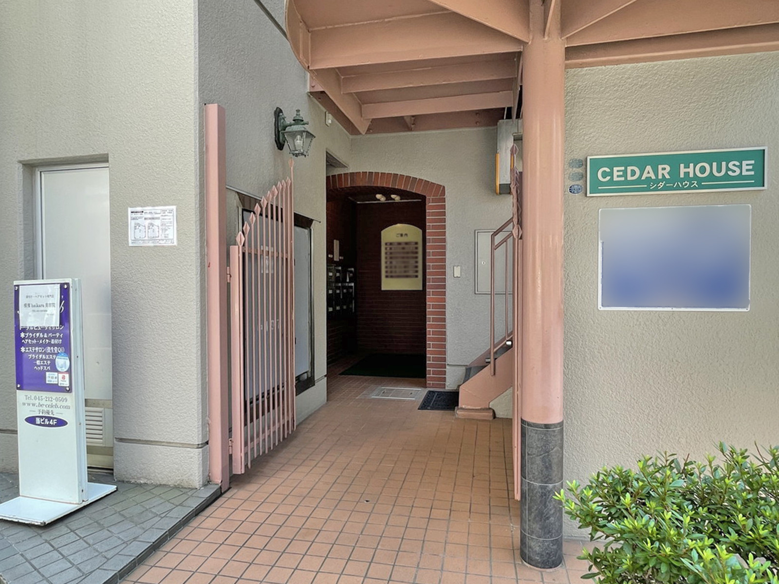 オフィスビル出入口
