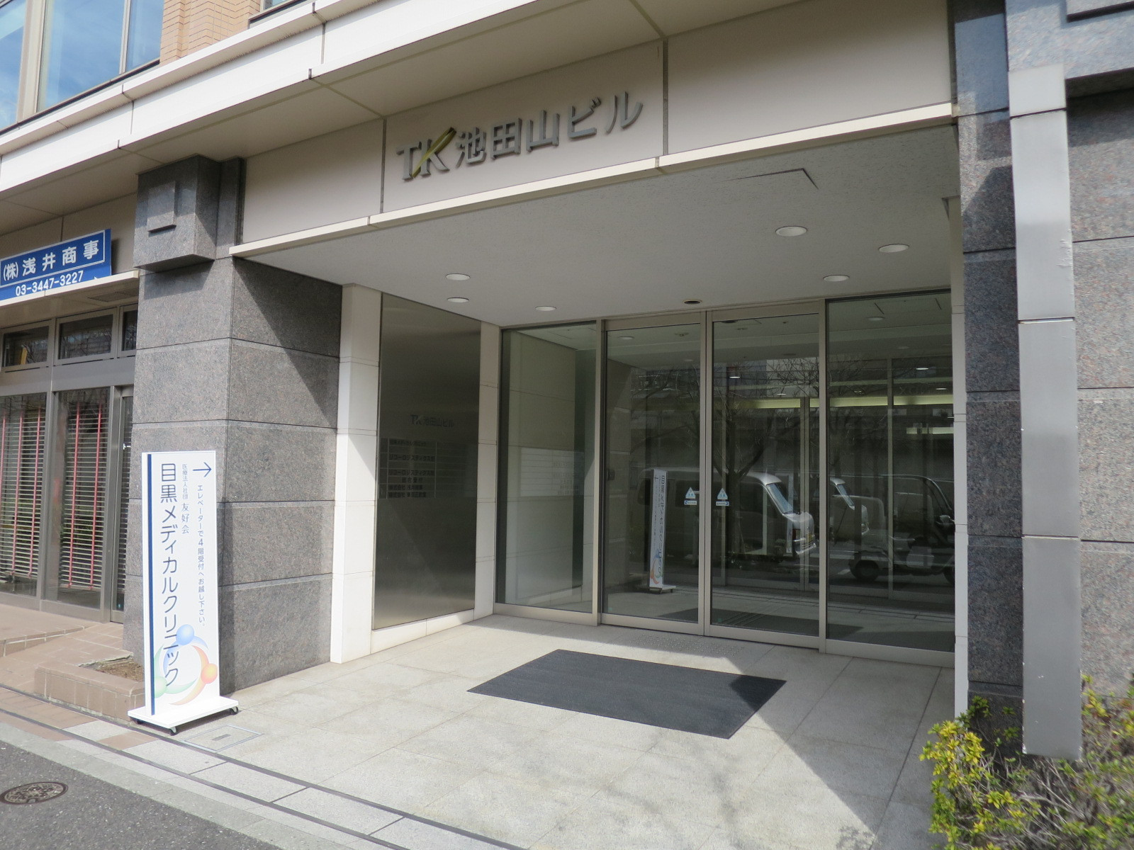 オフィスビル出入口