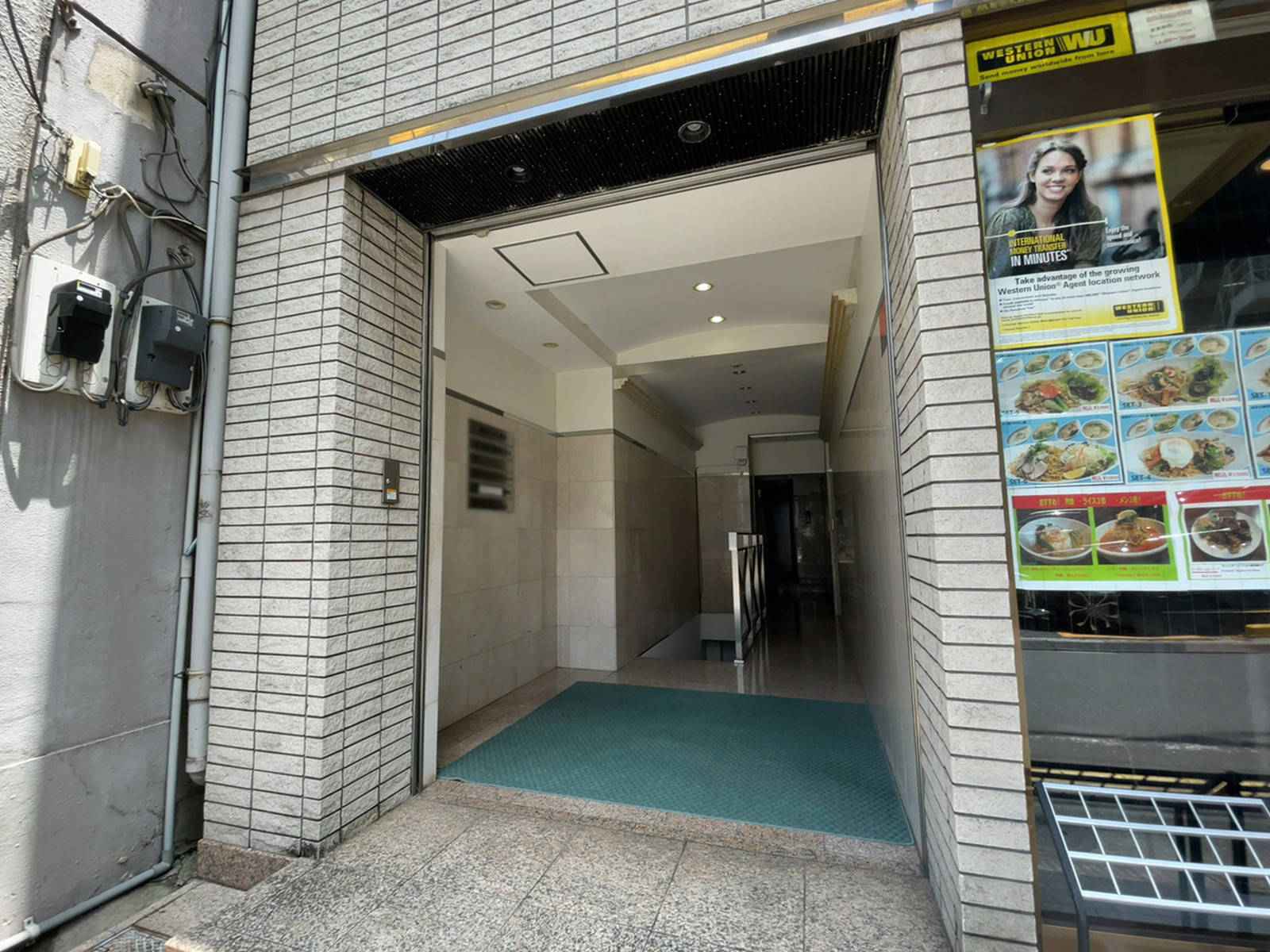 オフィスビル出入口