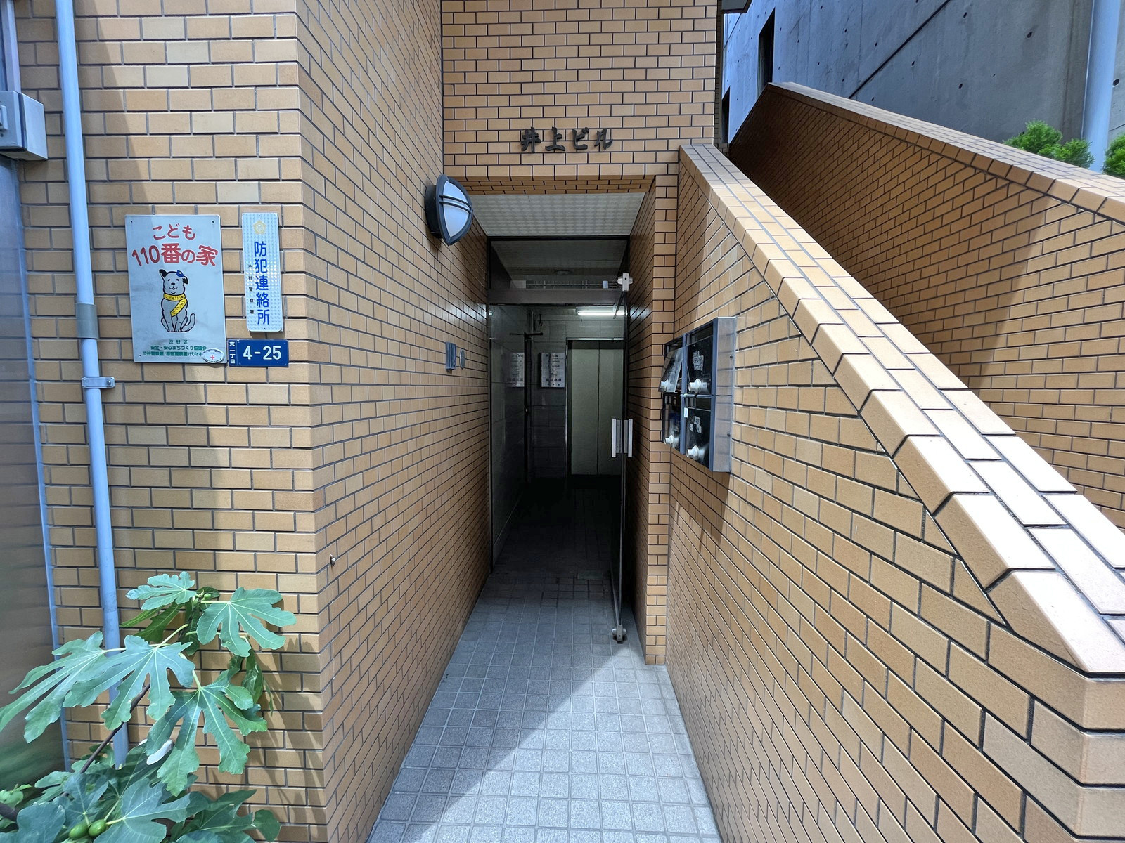 オフィスビル出入口
