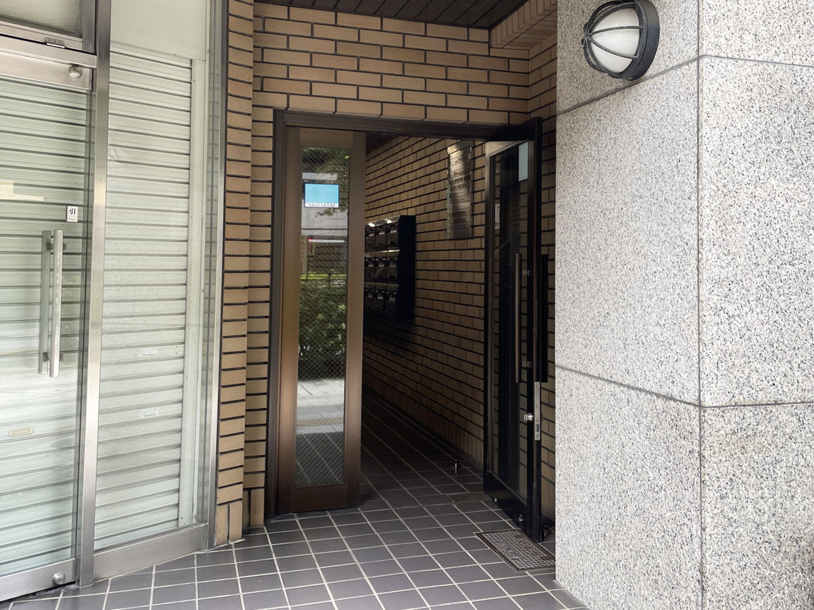 オフィスビル出入口
