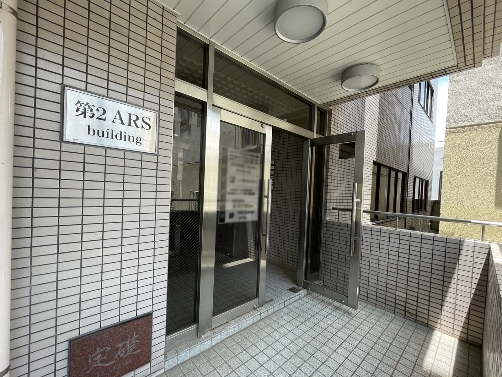 オフィスビル出入口