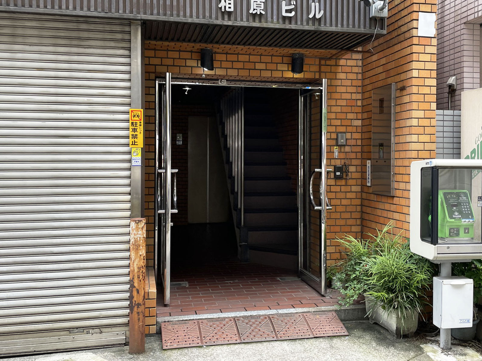 オフィスビル出入口