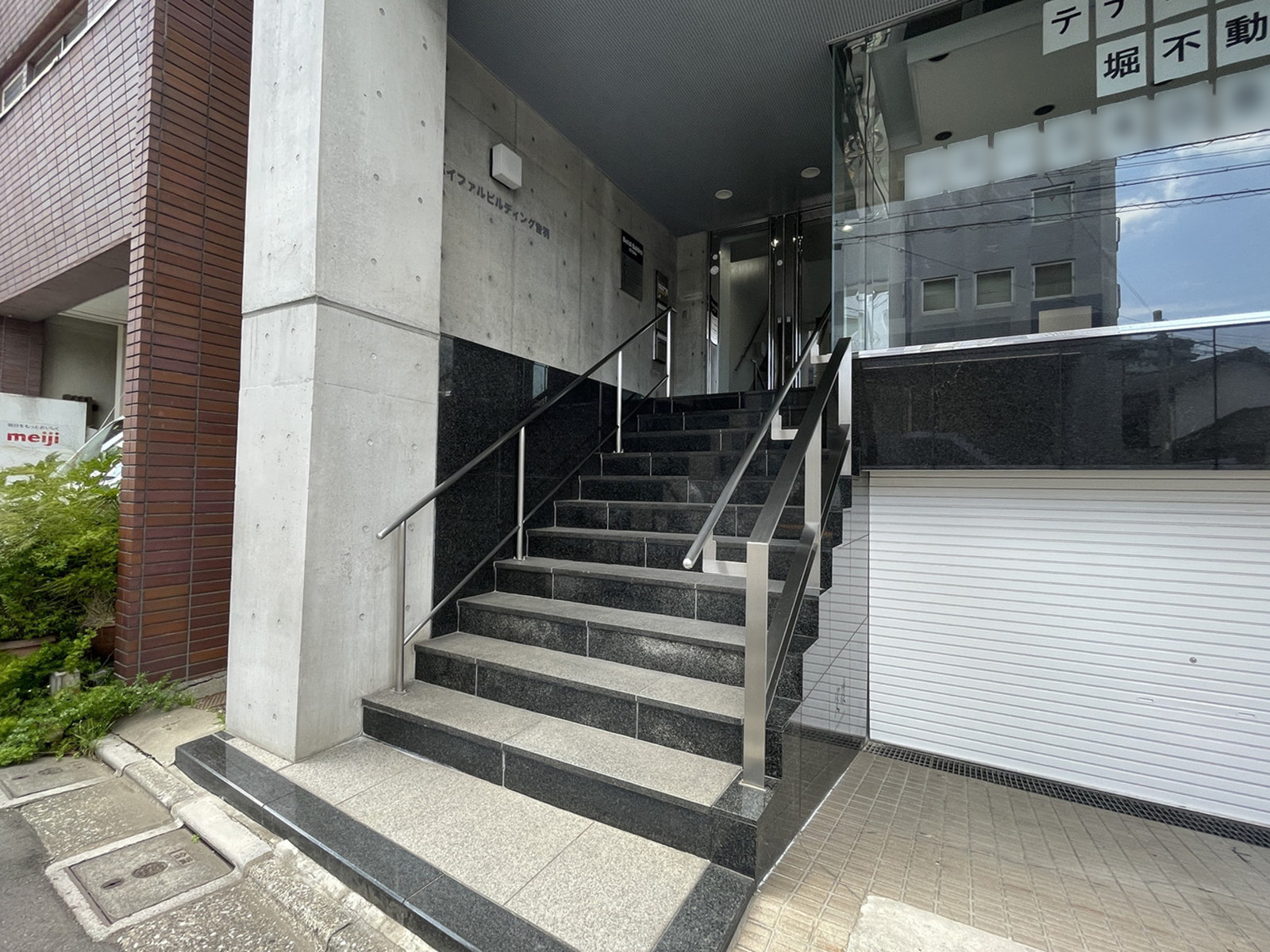 オフィスビル出入口