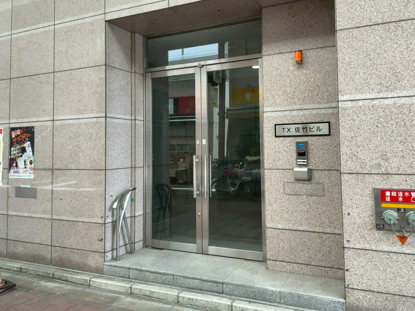 オフィスビル出入口