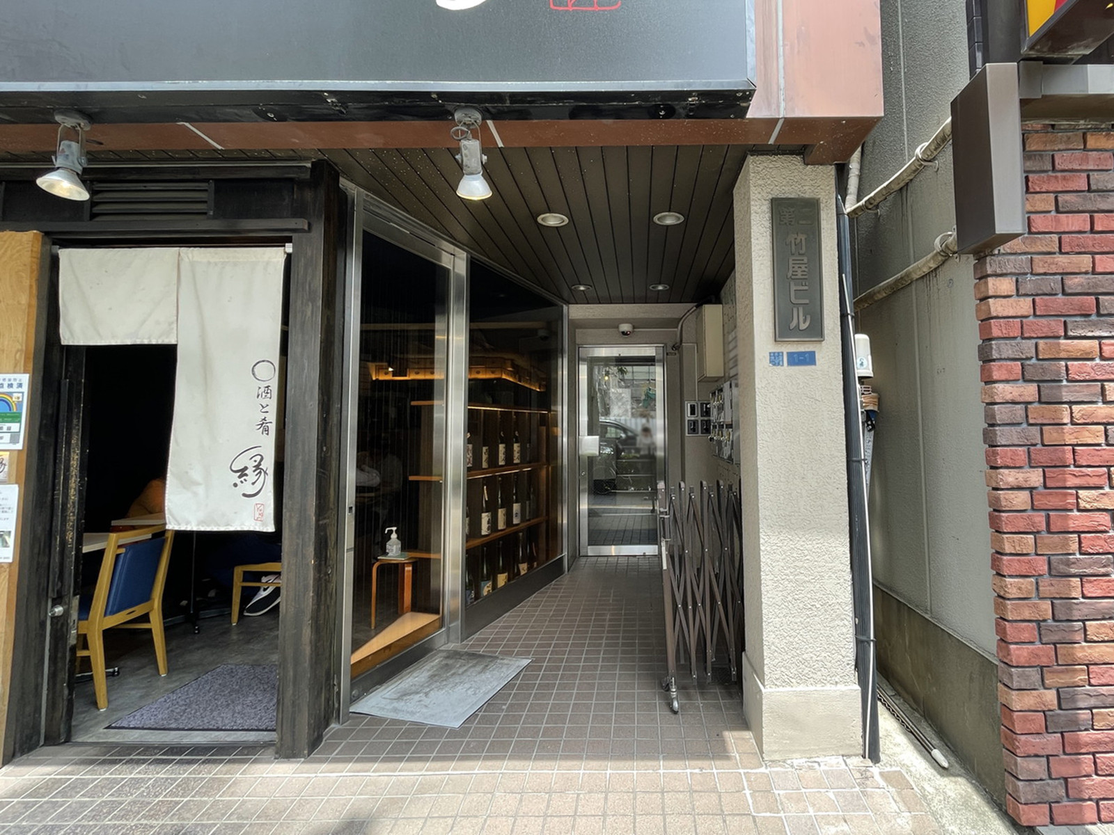オフィスビル出入口