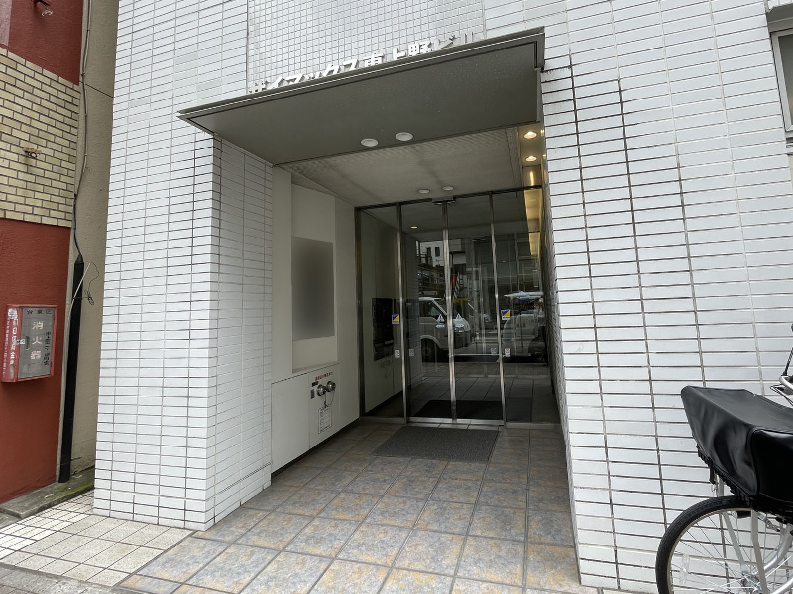 オフィスビル出入口