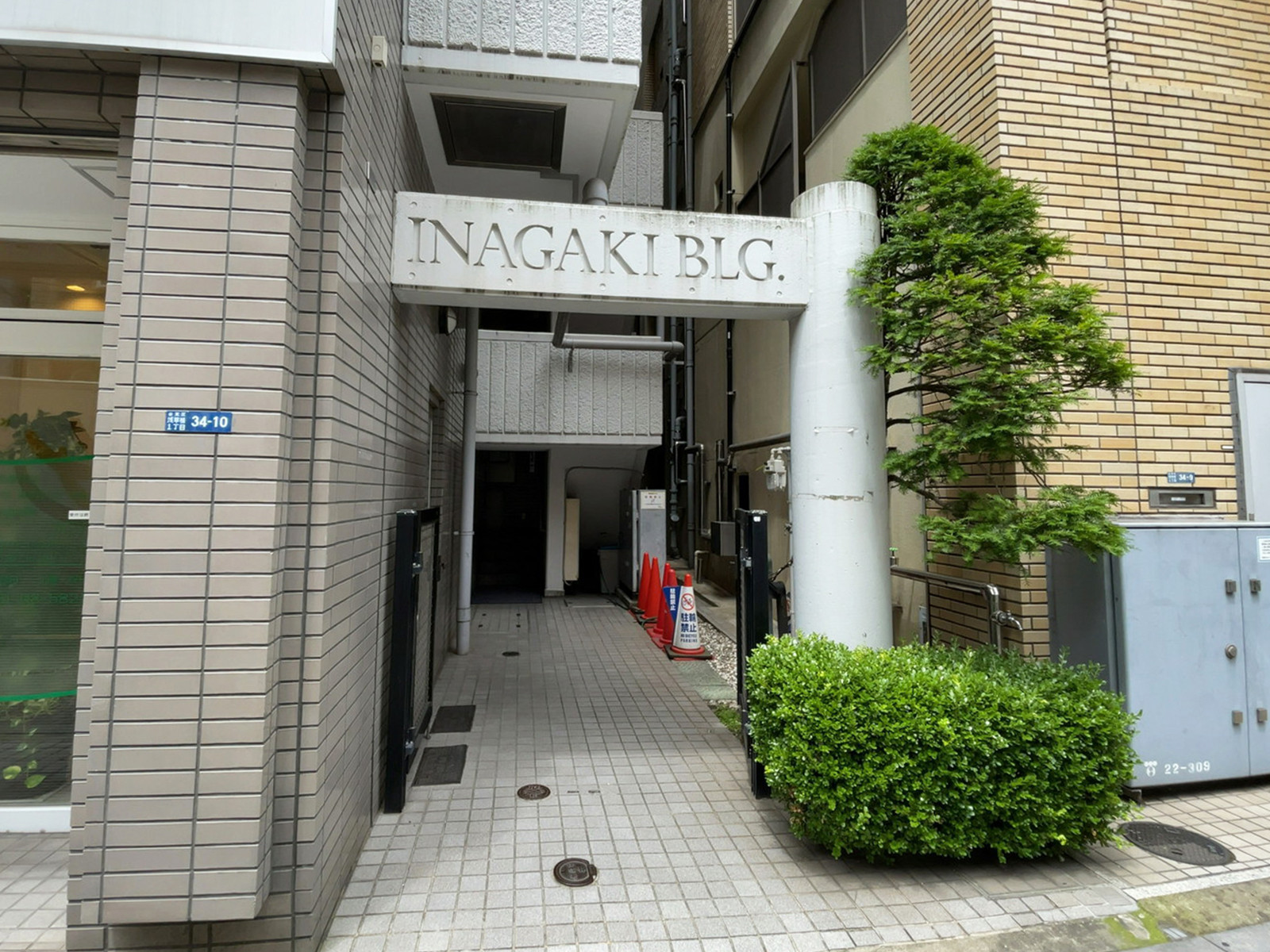 オフィスビル出入口
