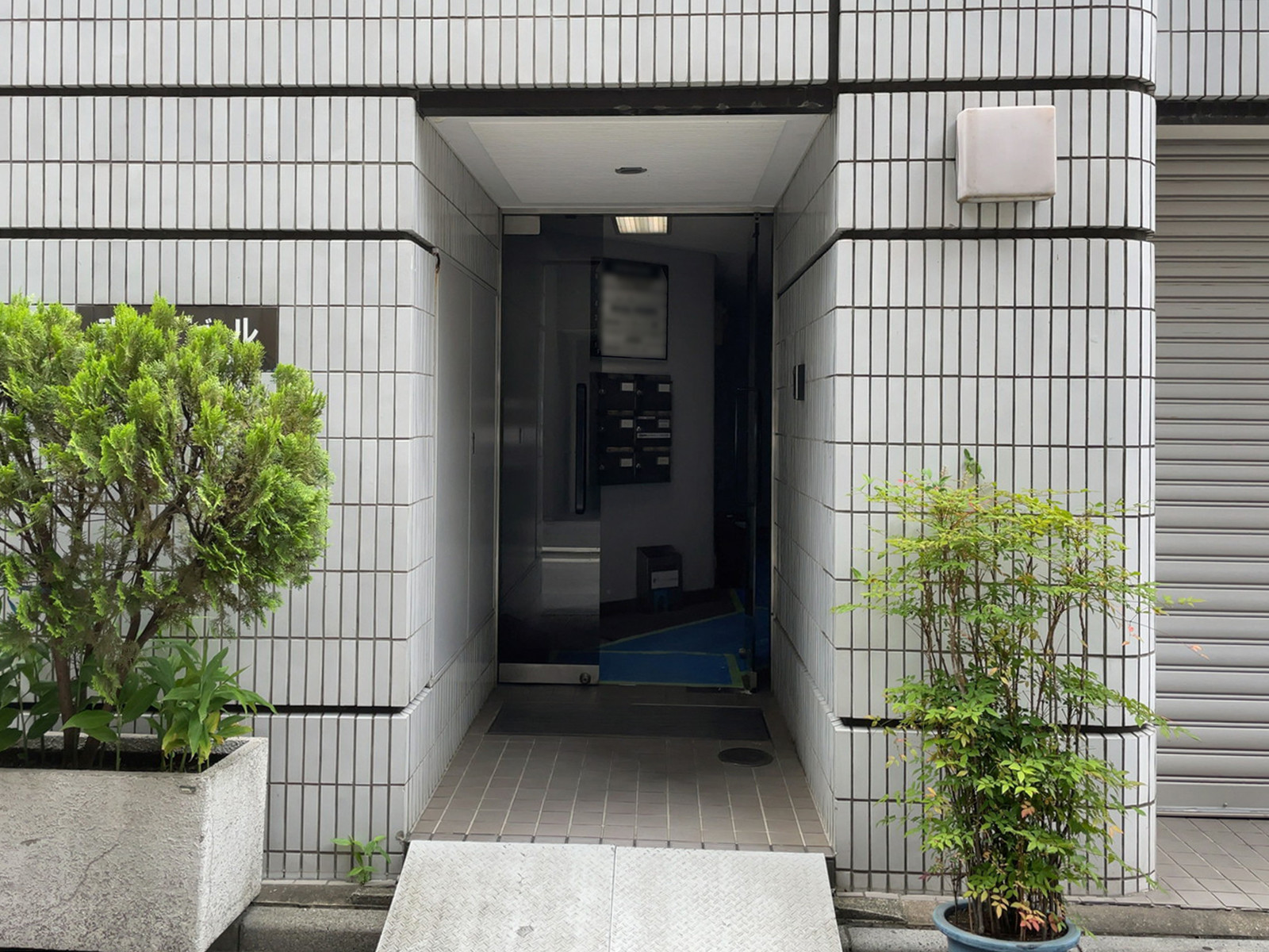 オフィスビル出入口