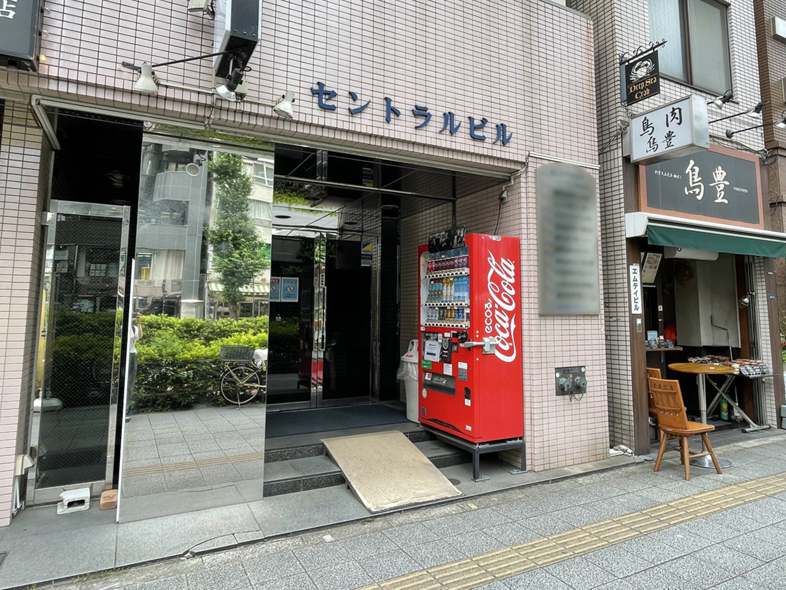オフィスビル出入口