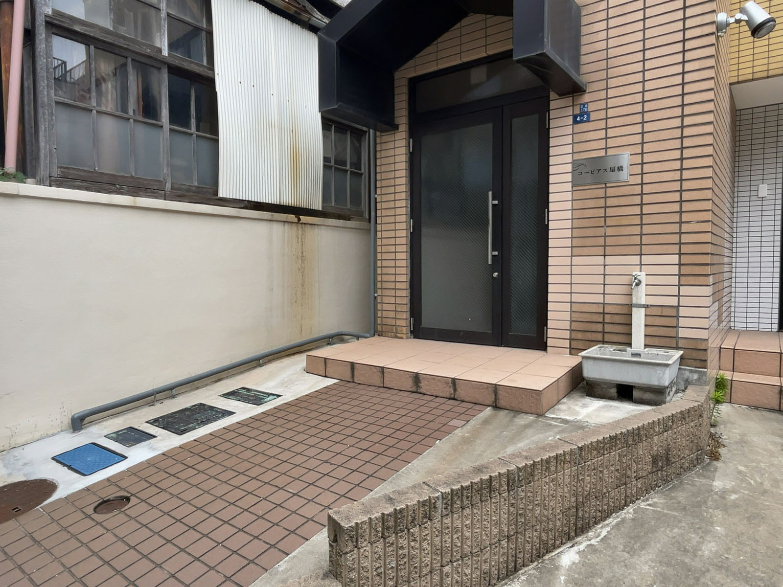 オフィスビル出入口
